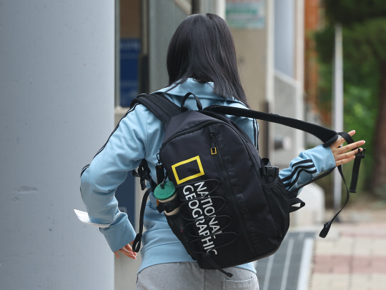 6월 1일 오전 서울 여의도여자고등학교에 고3 수험생이 마스크를 손목에 낀 채 등교하고 있다. <연합뉴스>